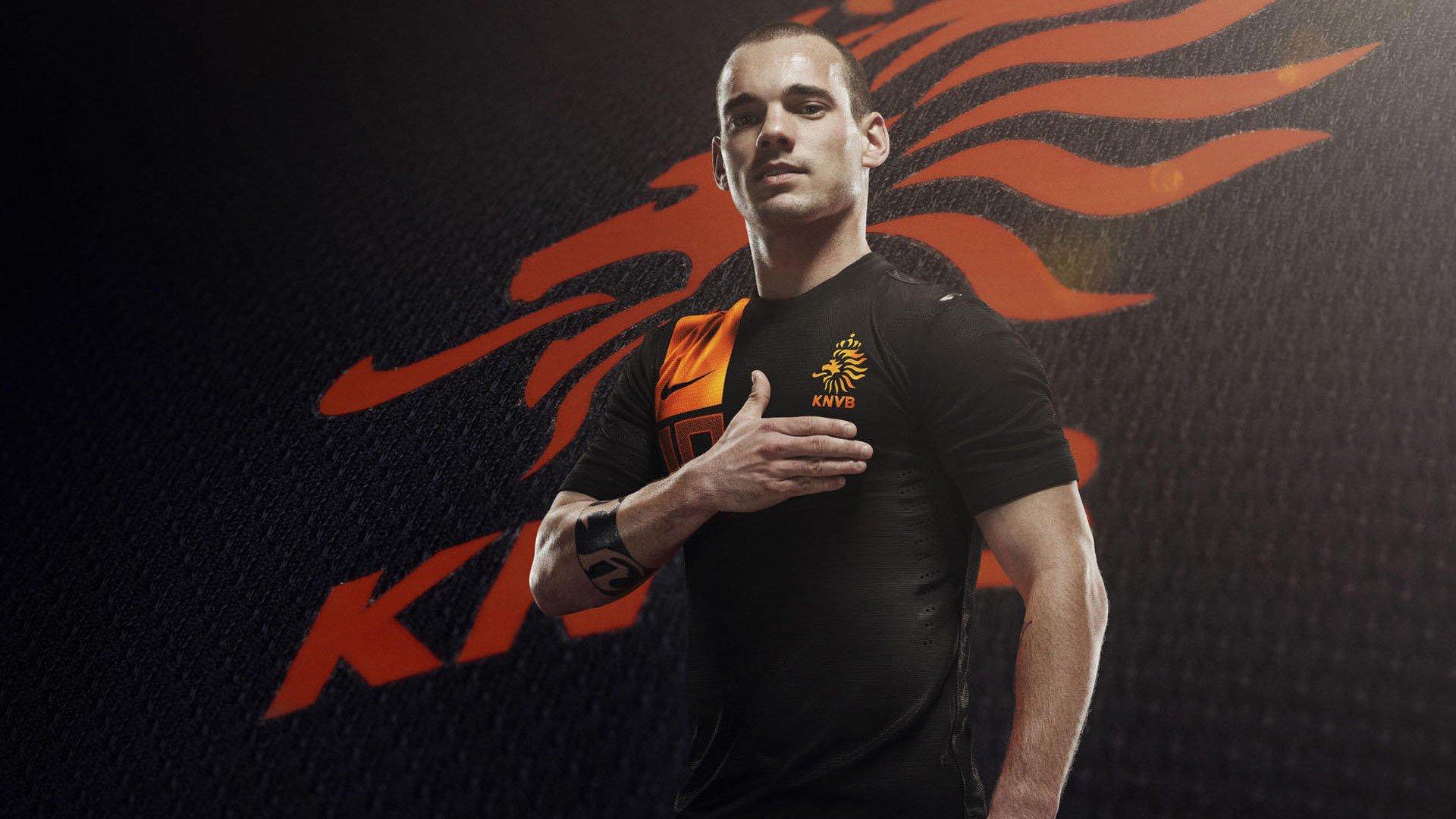 赛场花絮引关注，教练小动作意外成为球迷讨论焦点